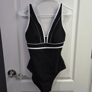 Cupshe Chasing Sunshine Black and White Plunging One-Piece Size Medium NWT